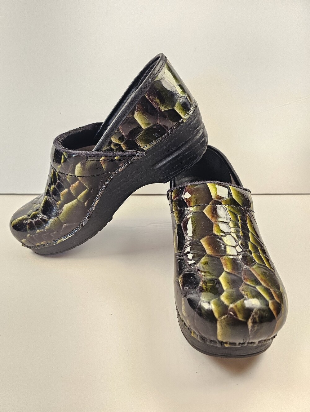 Dansko Emerald Green Snake Print Clogs Sz 39/8.5-9